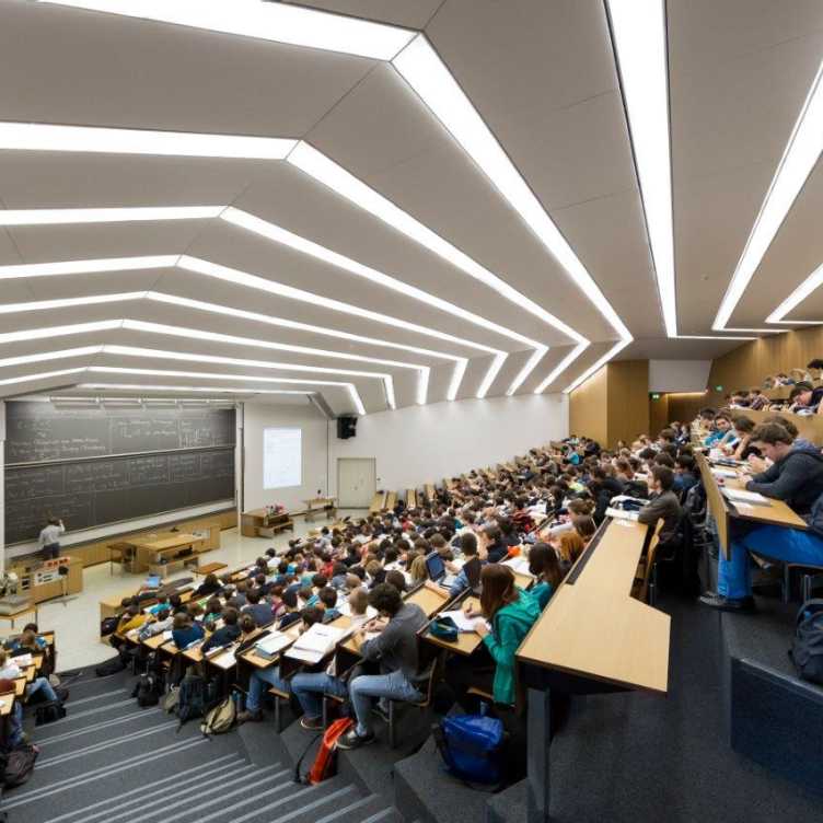 Vergrösserte Ansicht: Ein Hörsaal mit Studierenden
